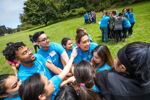 three groups of “human knots”