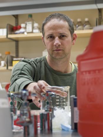 Nadav Ahituv in lab