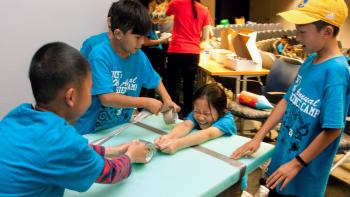 kids building a boat